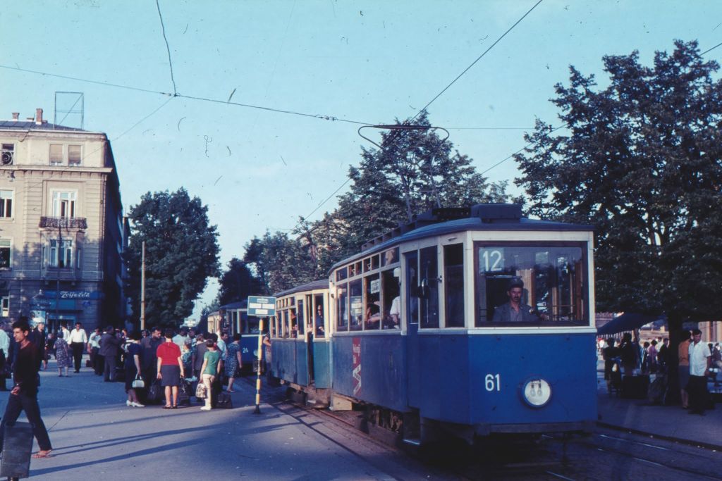 Tramvaj linije 12 na Trgu kralja Tomislava oko 1975. godine